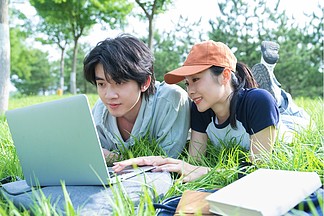 小孩放烟花的视频素材