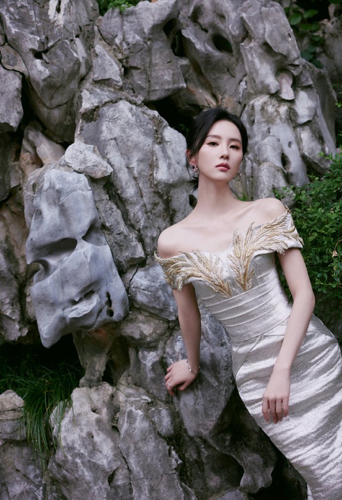 突脸视频 互动性：在直播或某些视频中