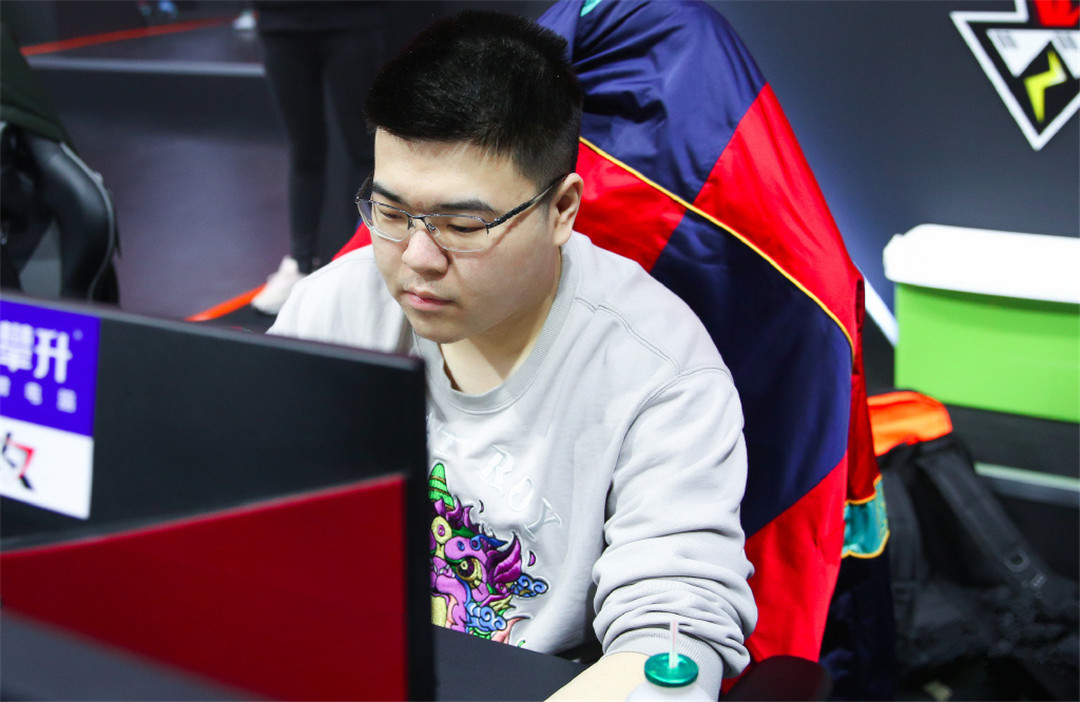 九九在线观看精彩视频欧美人与性动交α欧美精品 美人但观众需保持平衡