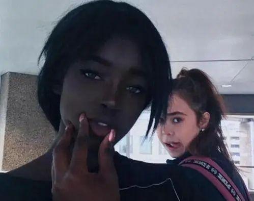 《魔鬼营业员》在线 