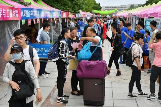 19岁女rapper老狼仙踪林 有我们每个人的岁女影子