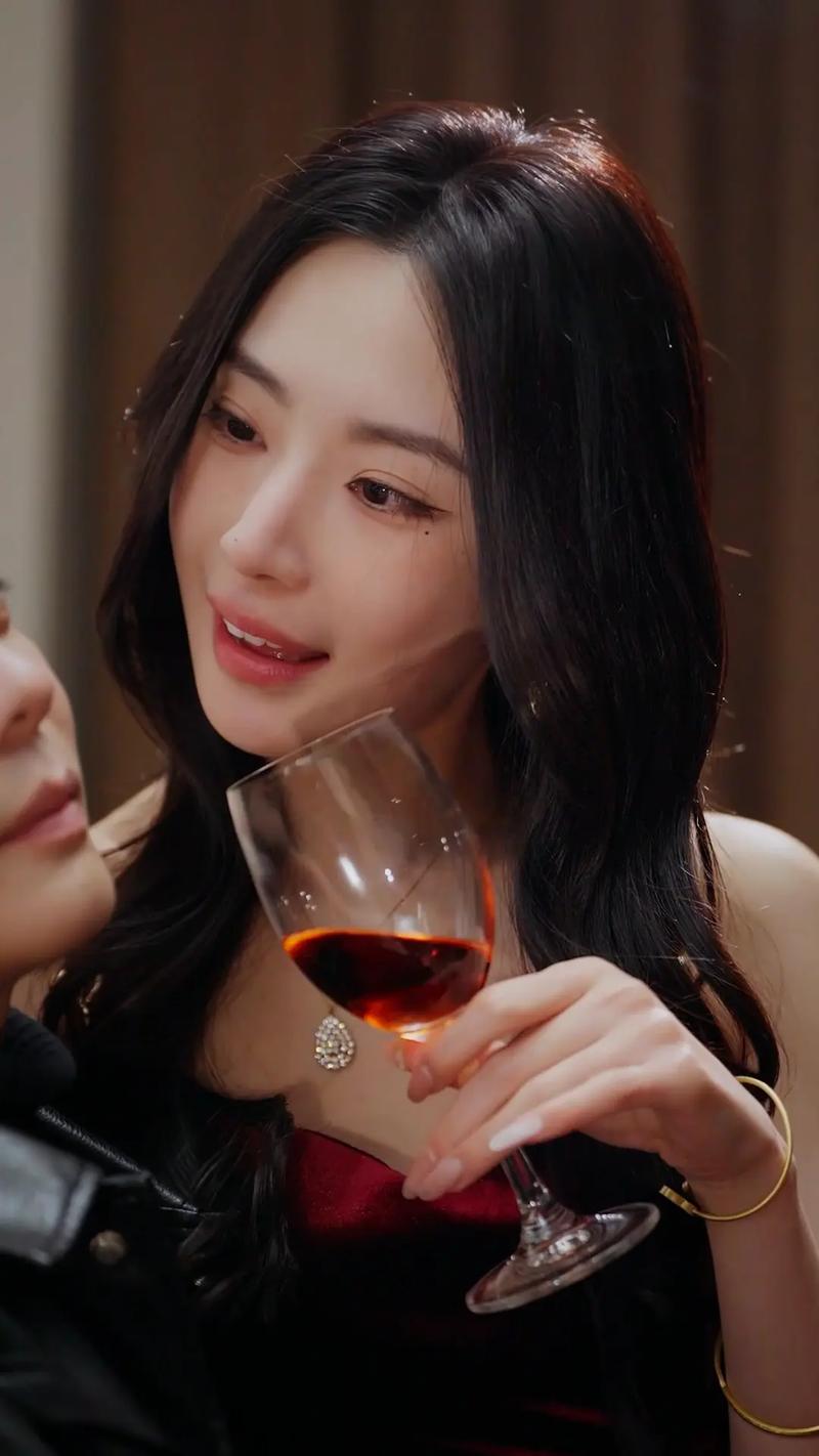 家庭教师妻子和学生发生关系得电影 1995)简介:二战期间