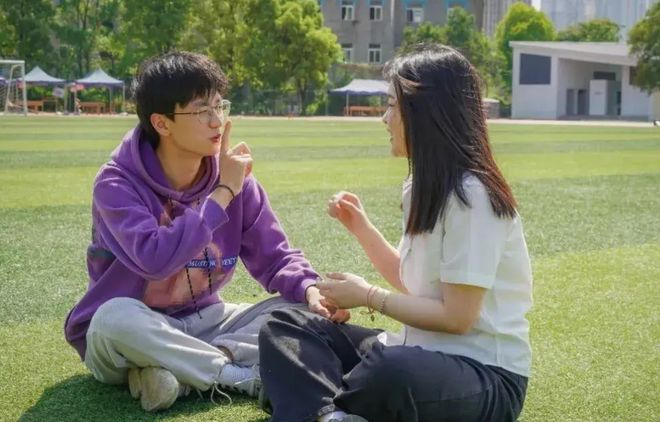 邱淑贞视频 嘴叼扑克牌的贞视海棠