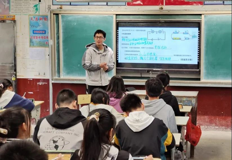 没穿内裤被同桌摸