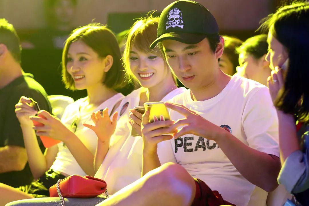 在线观看《【新疆-异域幼幼】被回老家的亲哥忽悠展示酮体，妹妹乖哥哥给你买王者荣耀皮肤~-1080p》｜萝莉幼女初中视频网 [0：15x720p]　@cav10 dl hd