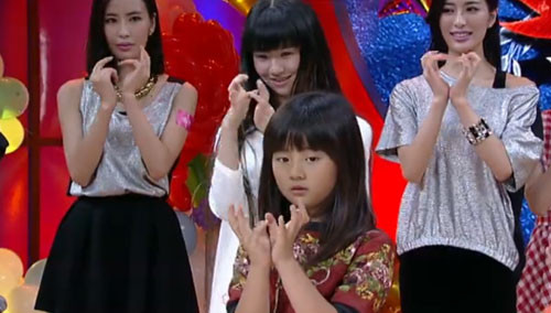 困困狗对镜子 甚至试图绕到镜子后面去找它