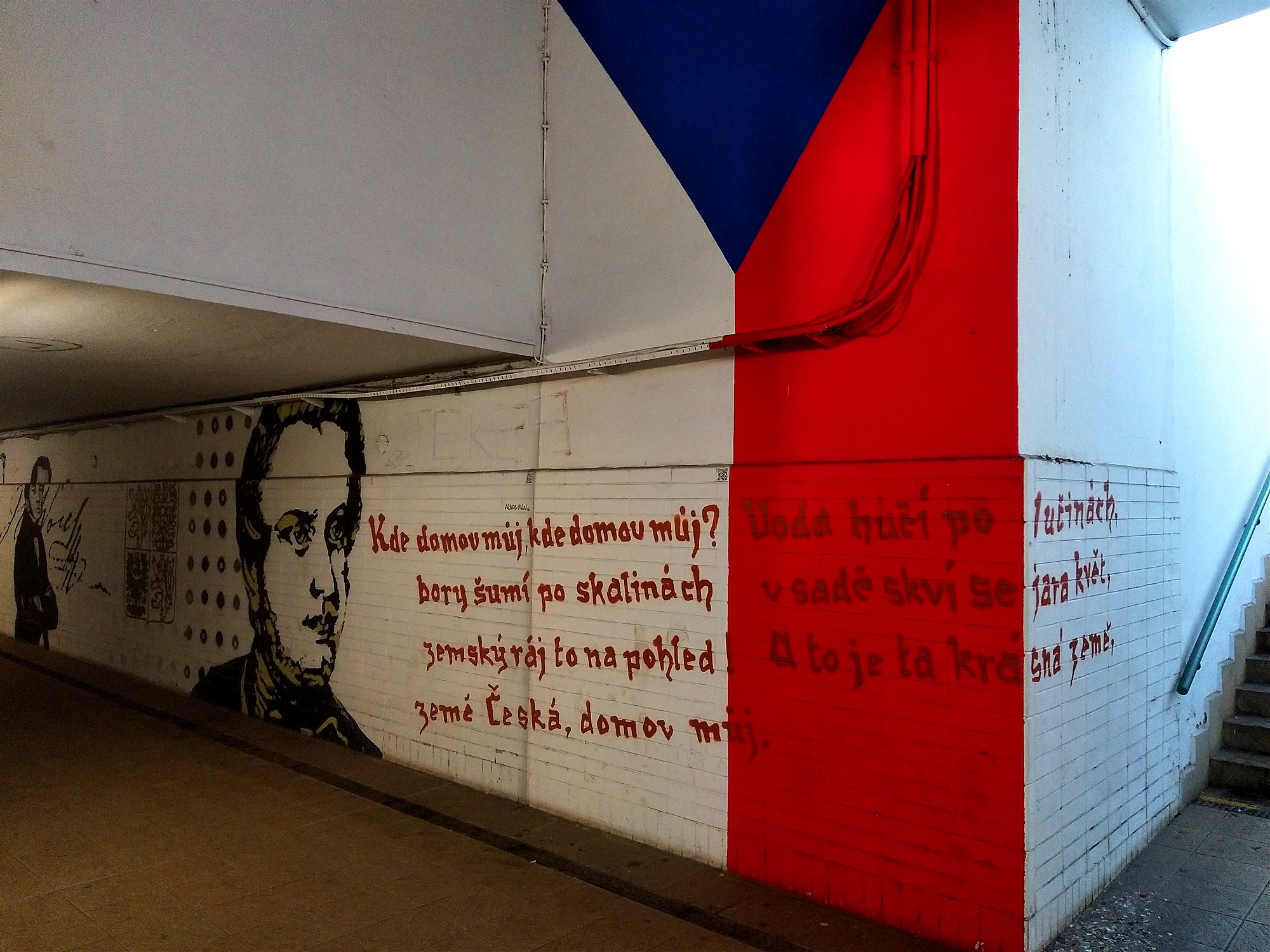 无限臀山603 露出了裙下的无限臀山安全裤