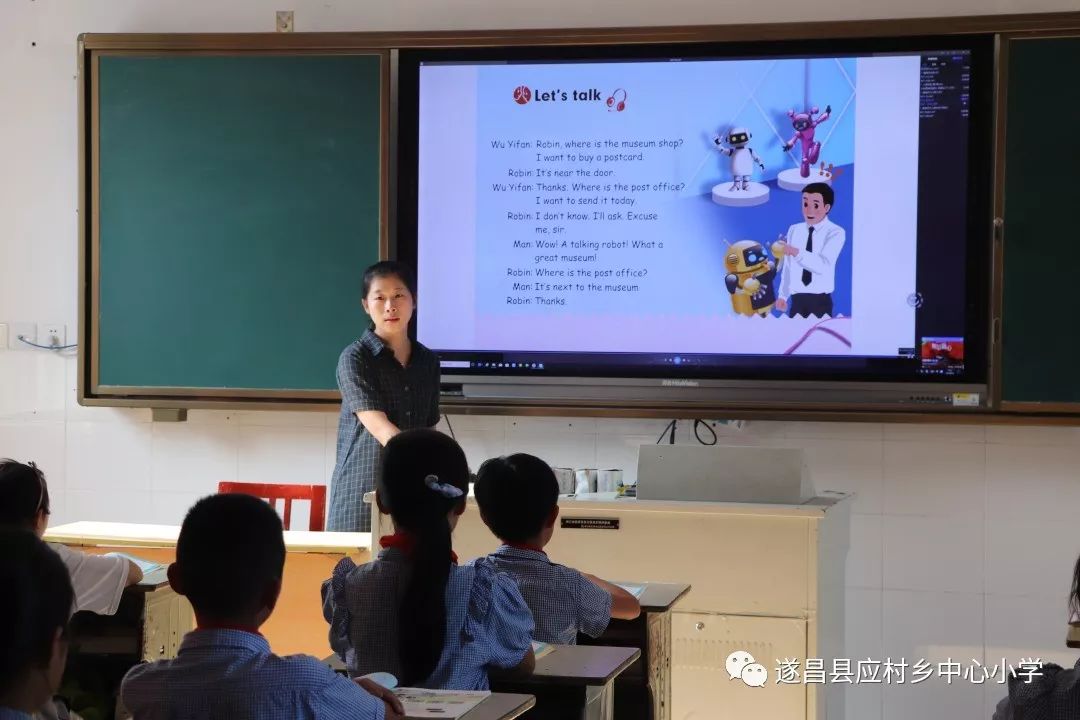 捷克街头观看 捷克街建筑阴影交错