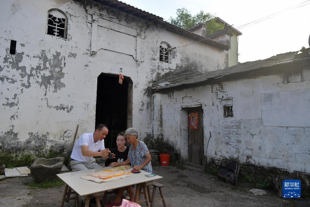 AV解说 与专业影评平台“深焦”相比