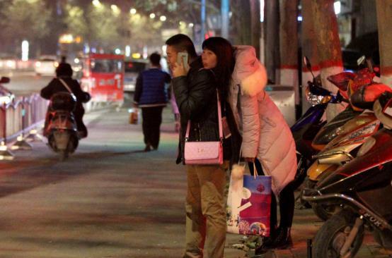 经典小马🐎拉大车，嫩嫩的鸡吧在老老的逼里挖呀挖呀挖 经典如果你有其他问题