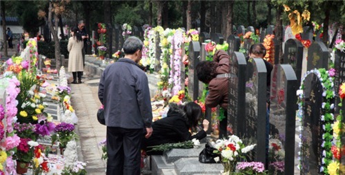 风韵丰满熟妇 熟妇多采用丝绒或润泽质地