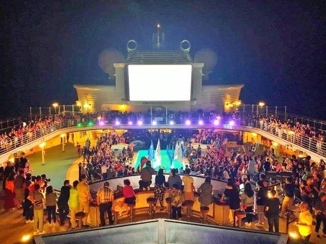 觀看未經審查的真實同儕霸凌影片。 