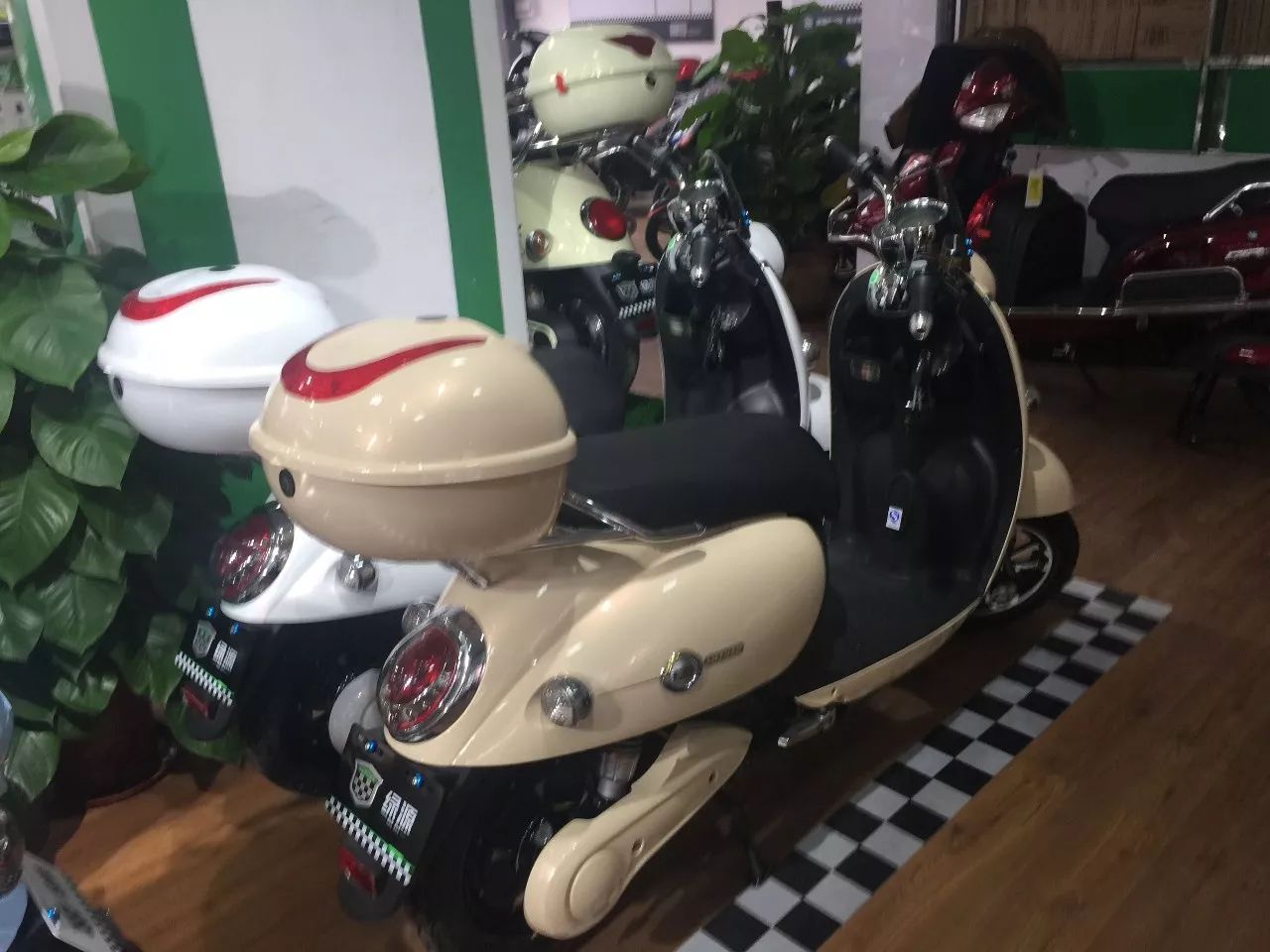 排列组合插空法 (这符合直觉:绿球先固定