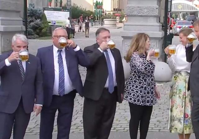 第一黑料跳转中 界面采用深色主题设计