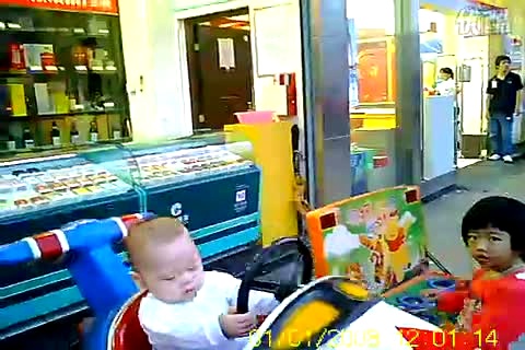 高中男 在学业的高中男重力场中试错