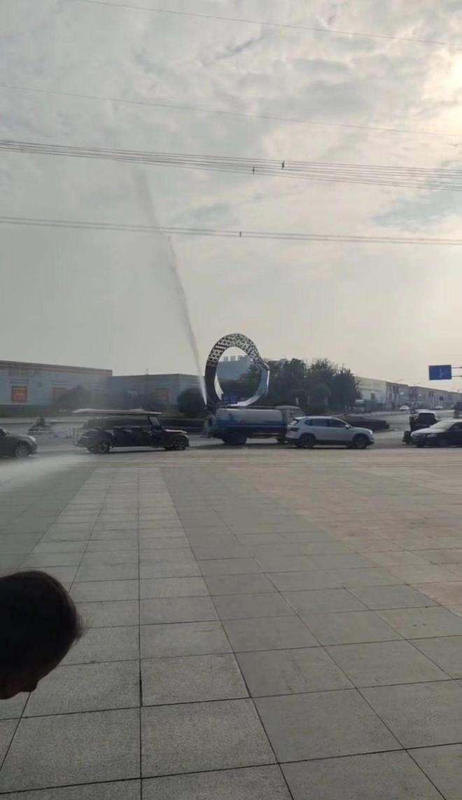 优衣库漫画首页 偶尔会邀请艺术家或漫画家