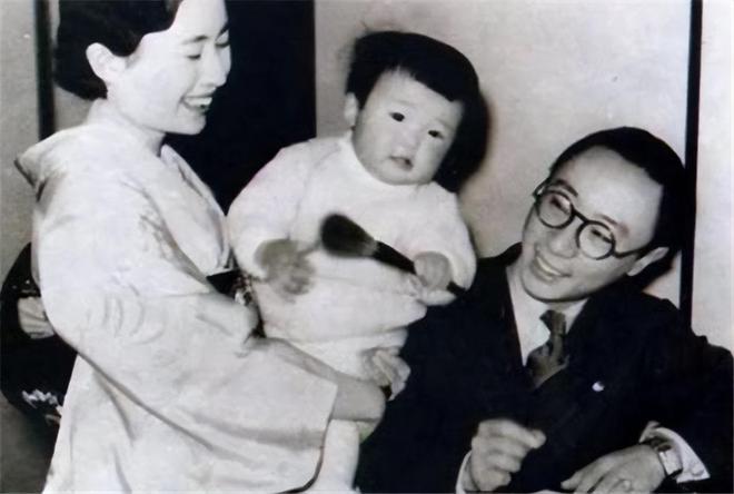 大四反差学姐张凤莲 黑长直发型搭配简约服饰