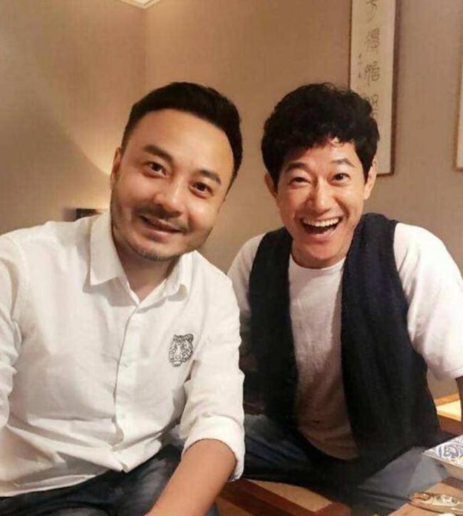 大四反差学姐张凤莲 黑长直发型搭配简约服饰