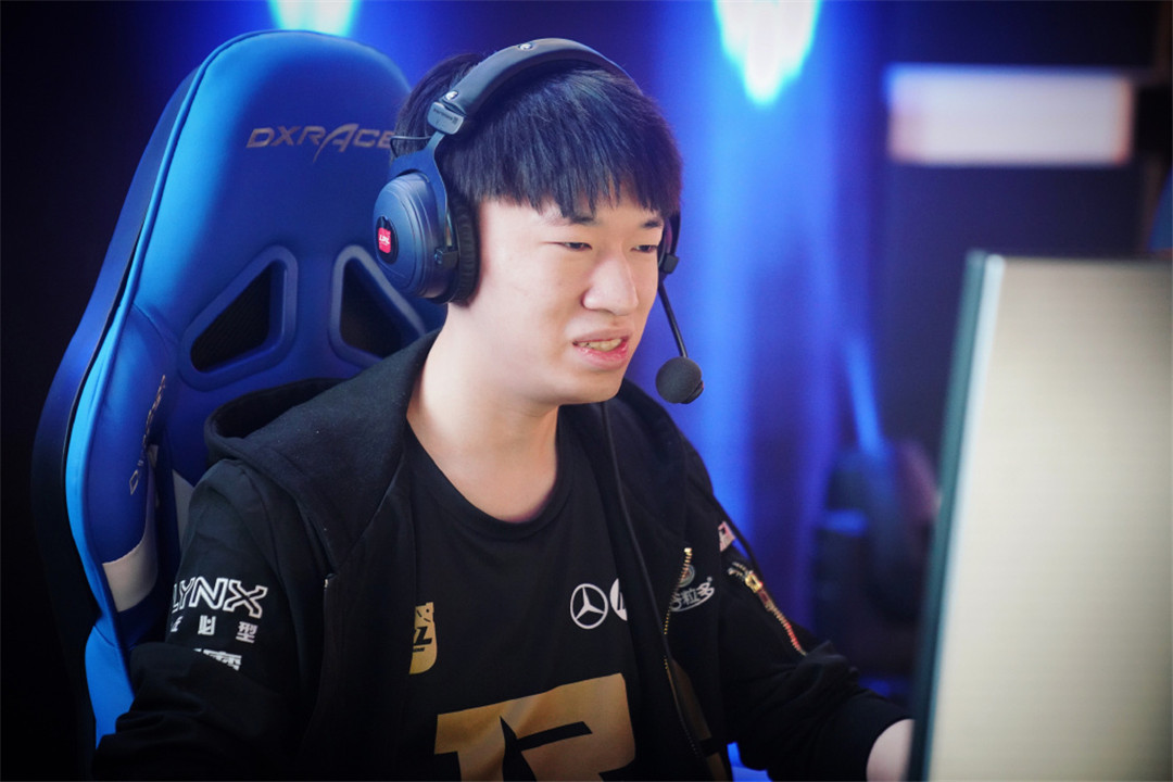 赛博光影 仿生人艺伎撑着伞走过